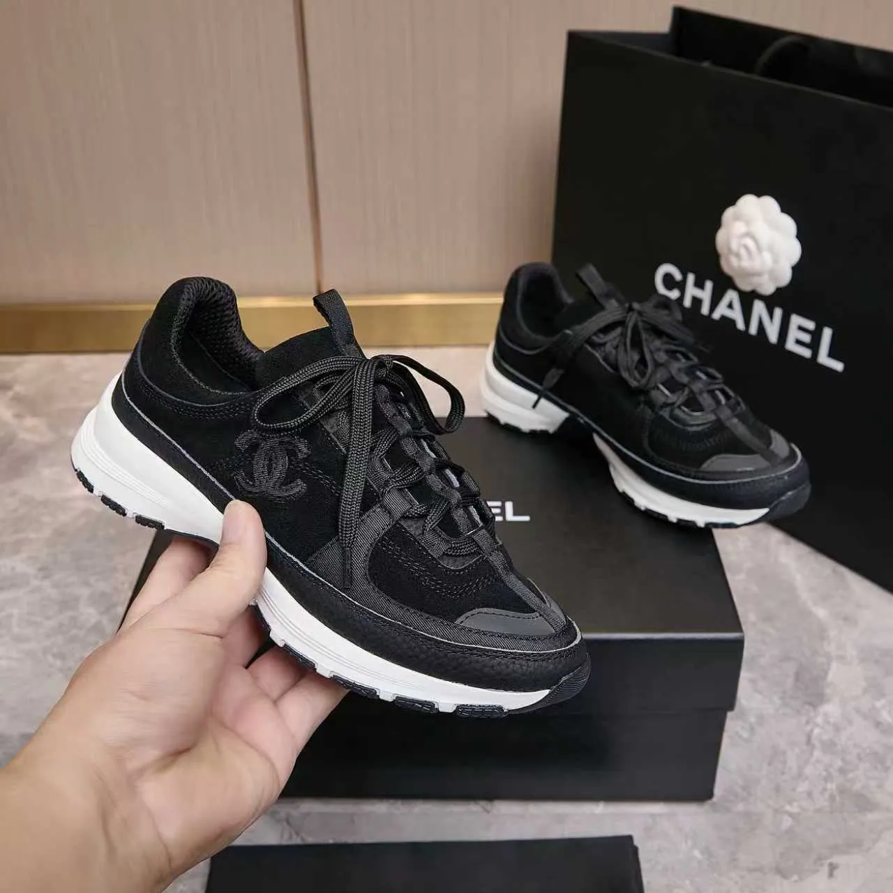 p560 Chanel Chanel - 2025 counter top casual sports shoes This classic design; the upper is embroidered with various techniques; the outsole is fashionable and sporty; the extraordinary inclusion of a variety of color matching elements... The diversified mix and match is very beautiful and versatile, casual, fashionable, sports and outdoor can be taken into account... ꫛꫀꪝ Go➫ Materials: ❶Upper made of: original imported high mercerized cow suede + imported mixed sheepskin ❷The inner lining is made of: original imported breathable mesh ❸Outsole is based on: original TPU combination outsole. Full set of boutique packaging for women 35-41 and men 38-46